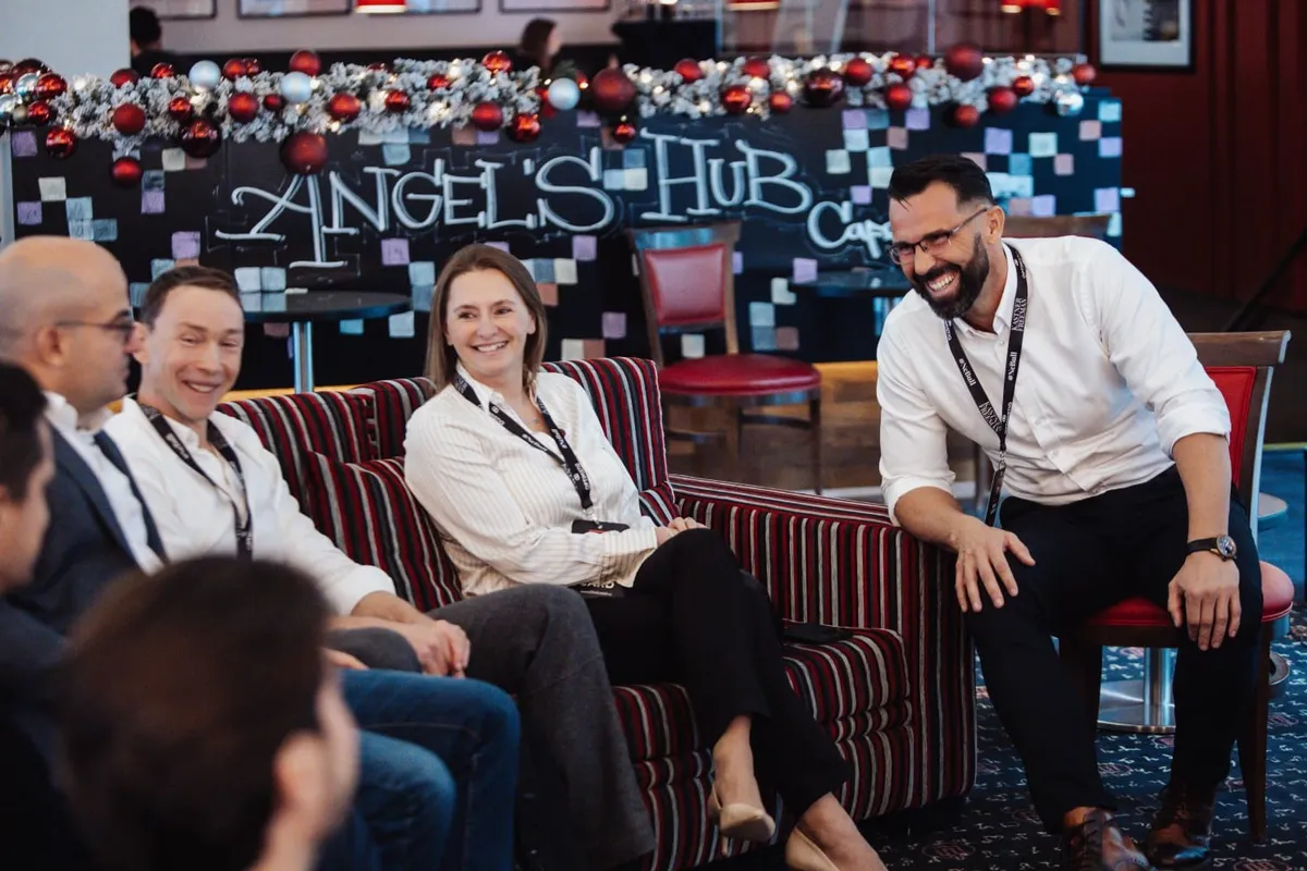 Účastníci v křeslech baru Angel’s Hub, Trendy Leaders