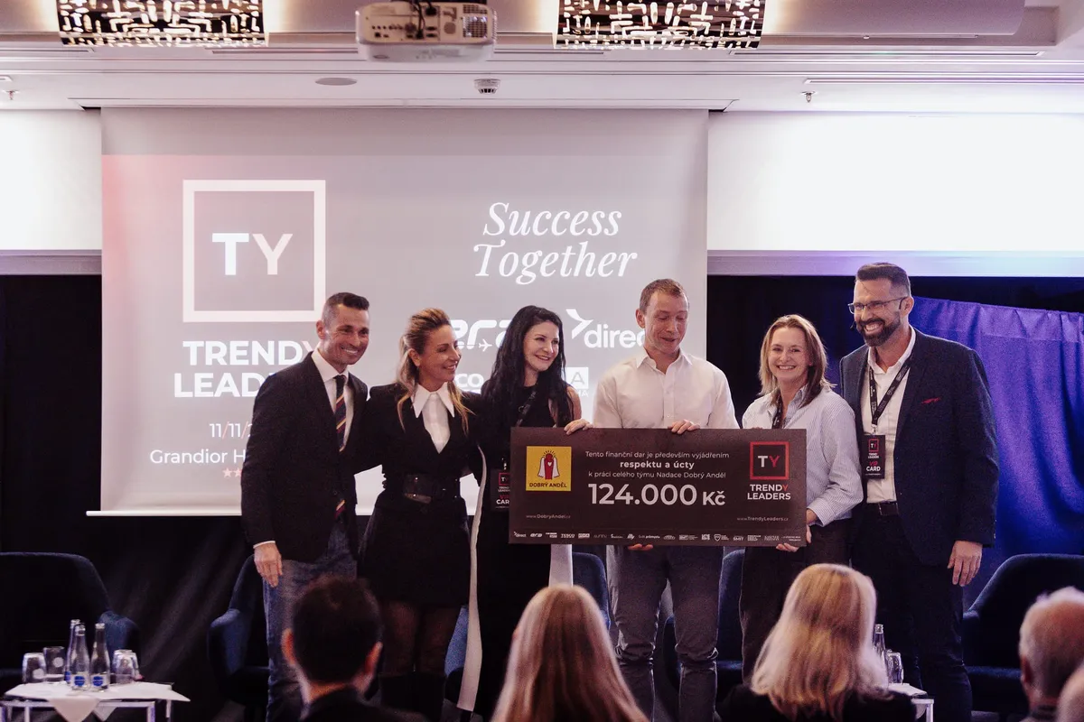 Předání daru 124 000 Kč Nadaci Dobrý anděl na pódiu, Trendy Leaders