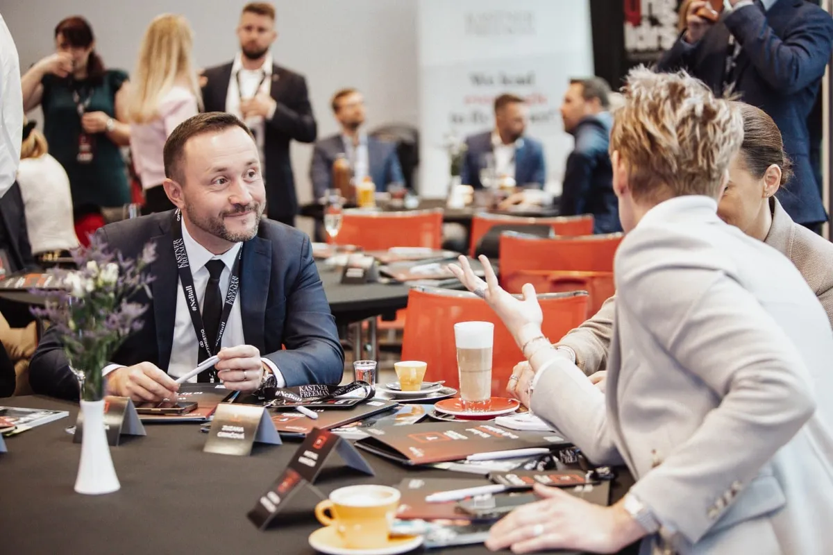 Účastníci u kulatého stolu během networkingu, Trendy Leaders