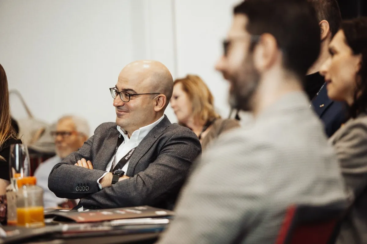 Účastníci sledující panelovou diskuzi v sále, Trendy Leaders
