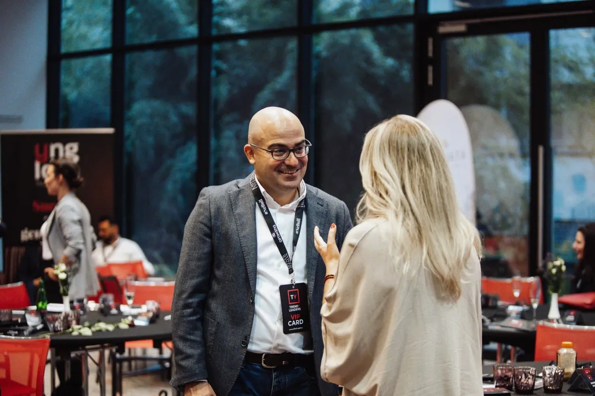 Rozhovor dvou účastníků u prosklené stěny, Trendy Leaders