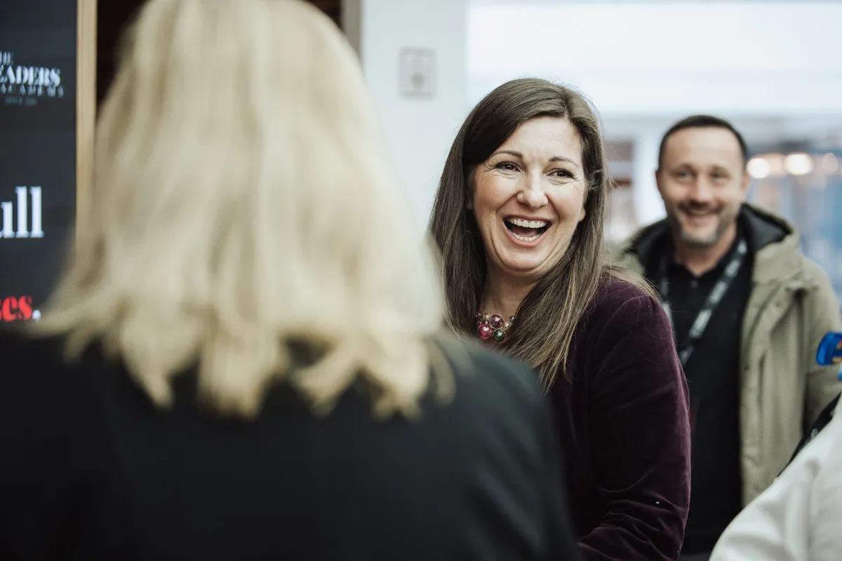 Účastnice v rozhovoru během networkingu, Trendy Leaders