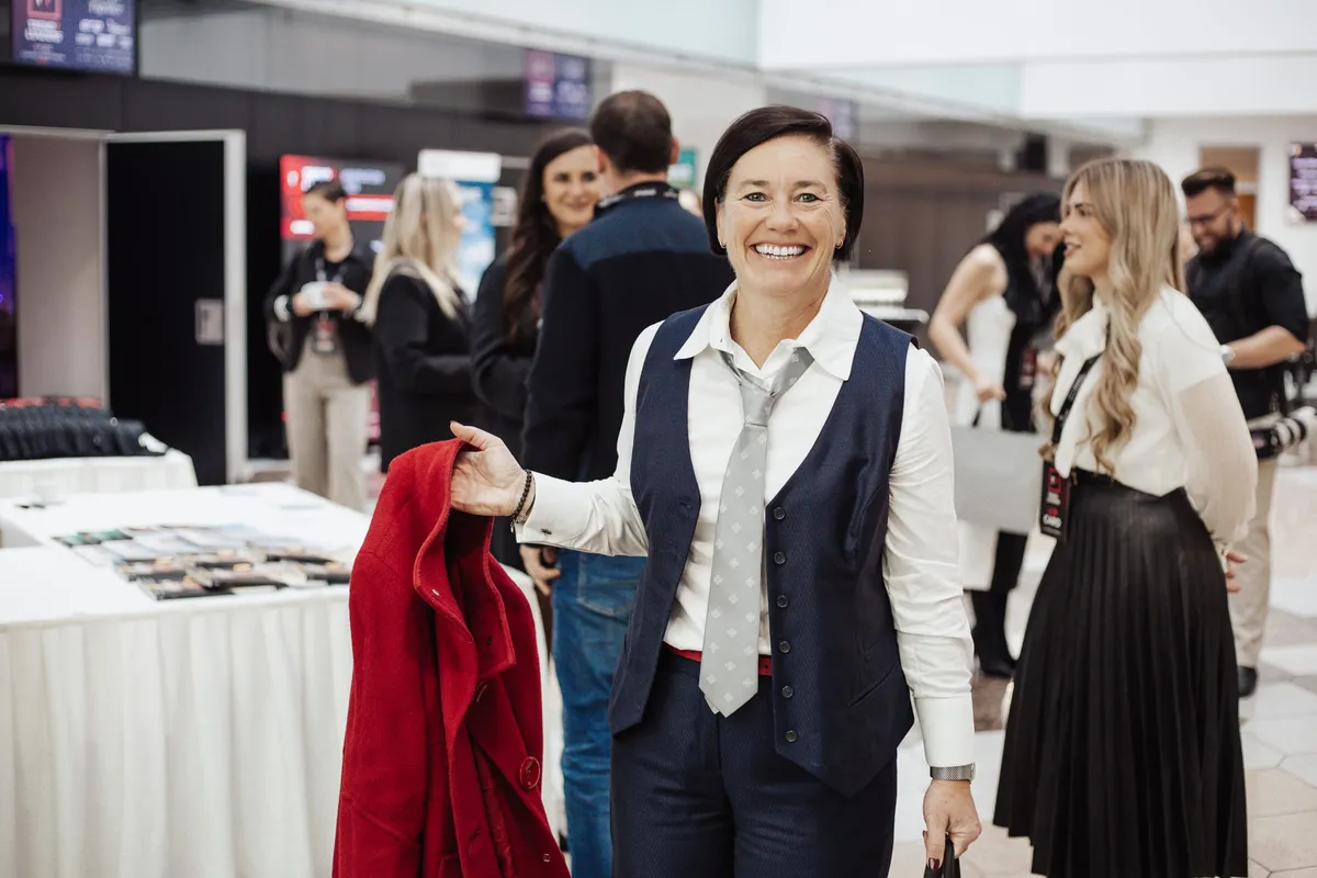 Účastnice u stolu s konferenčními materiály, Trendy Leaders