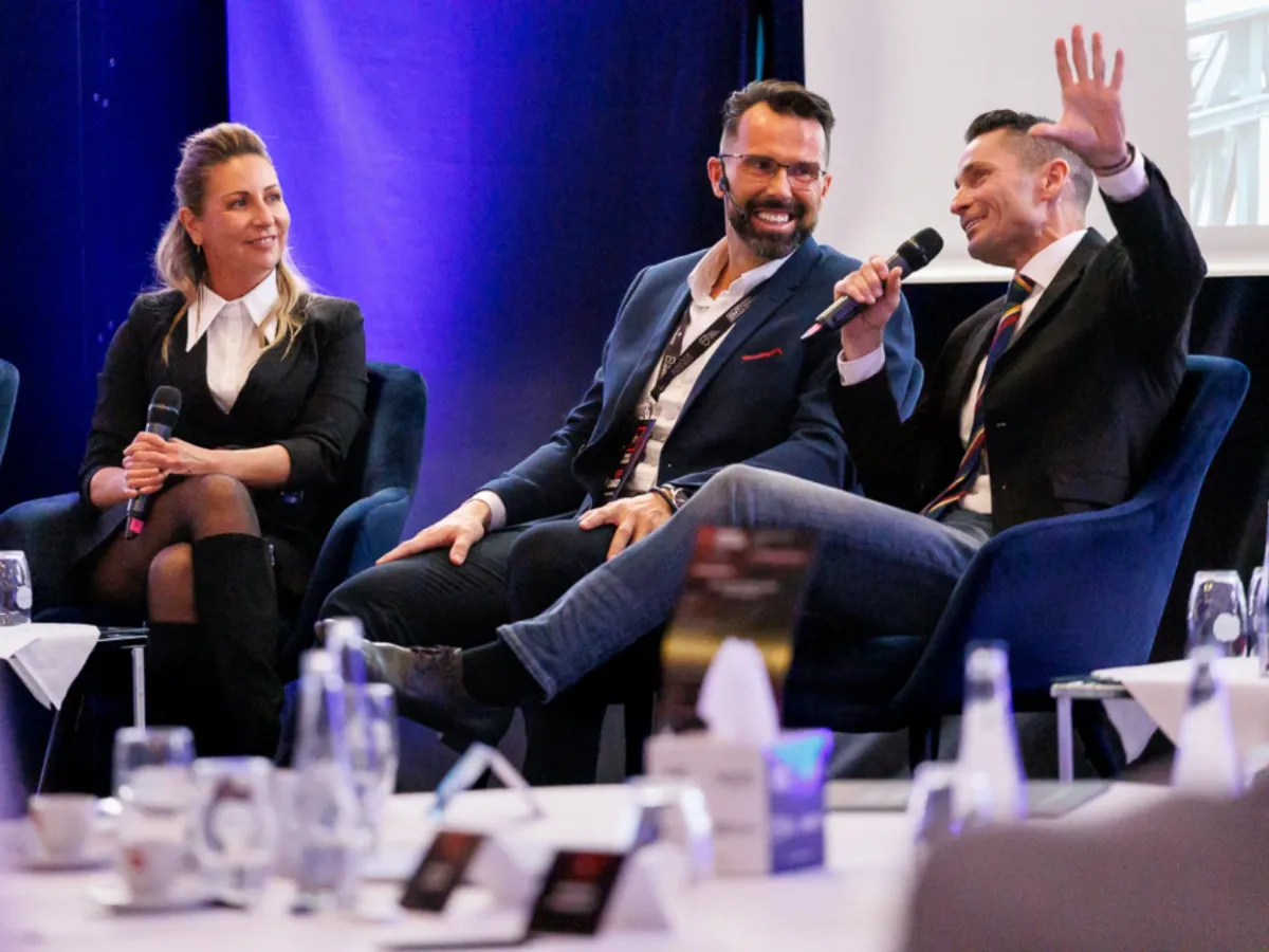 Tři řečníci v panelové diskuzi na pódiu Trendy Leaders