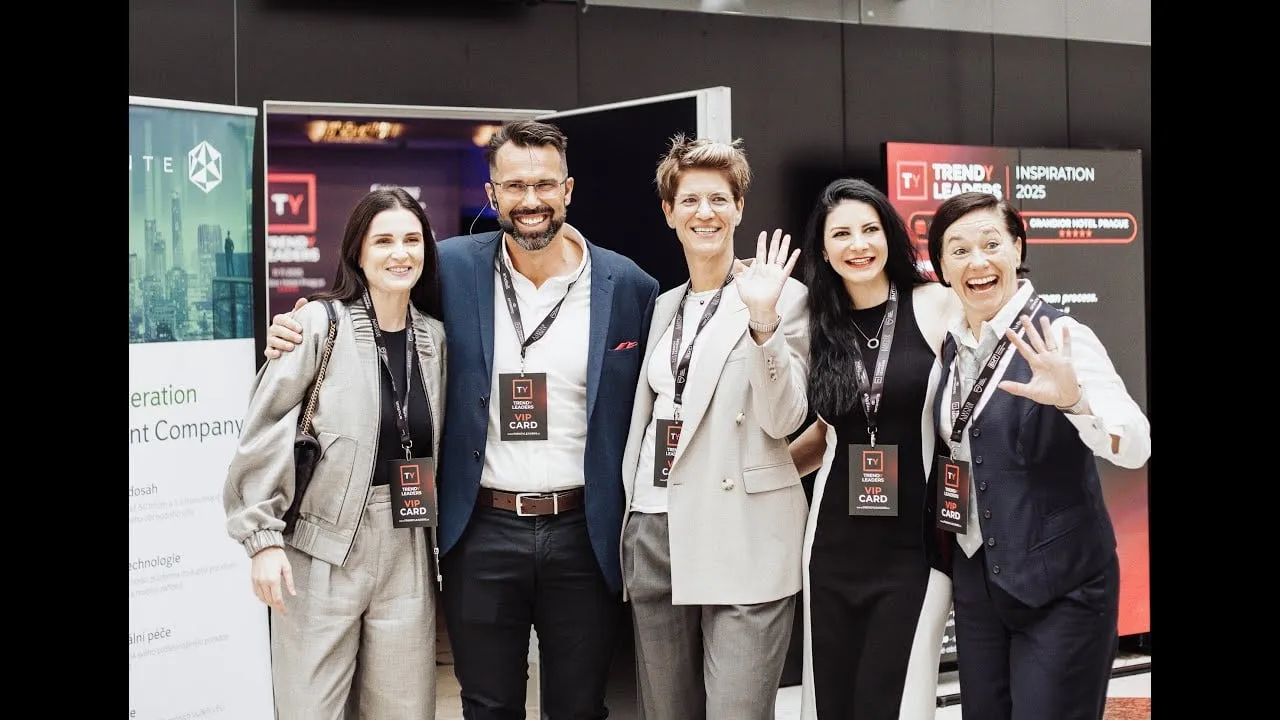 Účastníci Trendy Leaders s VIP kartami po skončení konference