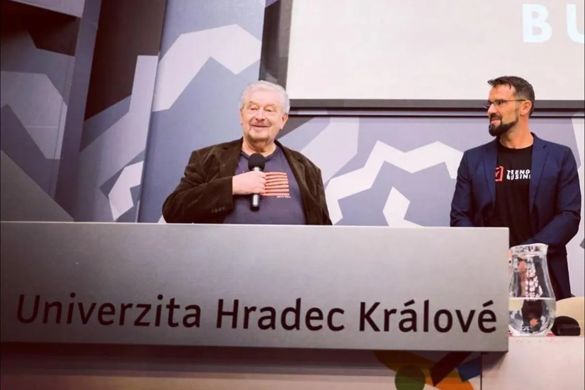 Spoluzakladatelé Trendy Leaders profesor Milan Zelený a Jiří Kastner na pódiu